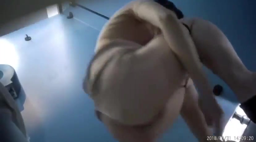 偷拍高颜值美艳少妇尿尿，性感的丁字内裤 掩盖不住脸上韵味的骚劲，来大姨妈，这样的女人男人天生的杀手！