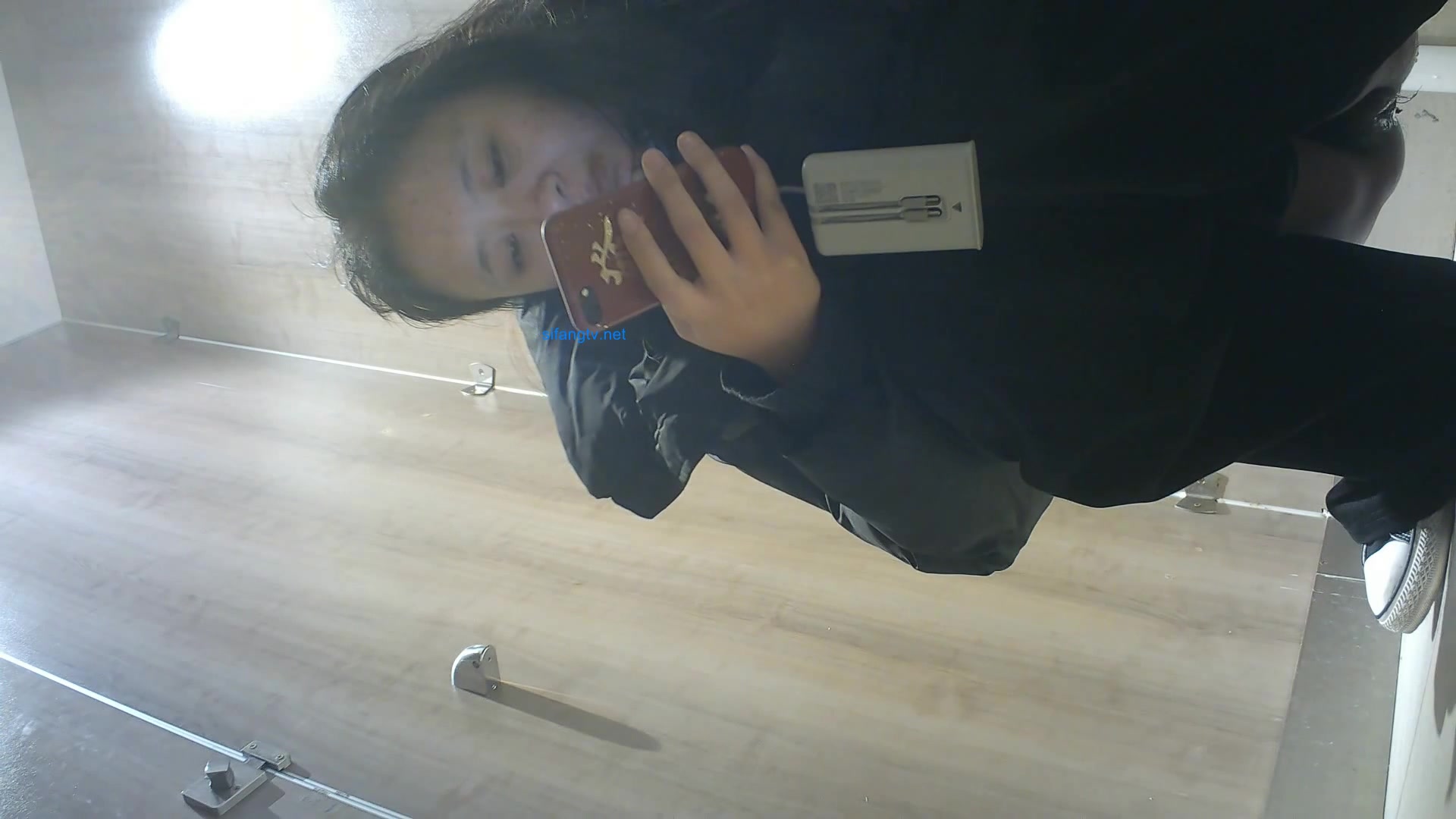 最新流出國內廁拍大神潛入某商場公共女廁全景偷拍各式美女如廁噓噓 貌似有幾個妹子是做兼職的奶茶店服務員 1080P高清原版