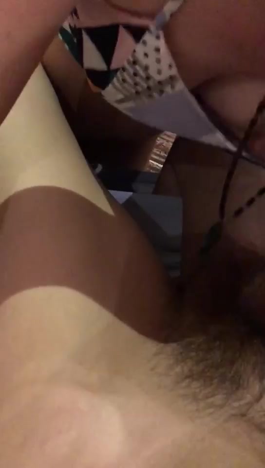 骚逼母狗给单男口交吞精