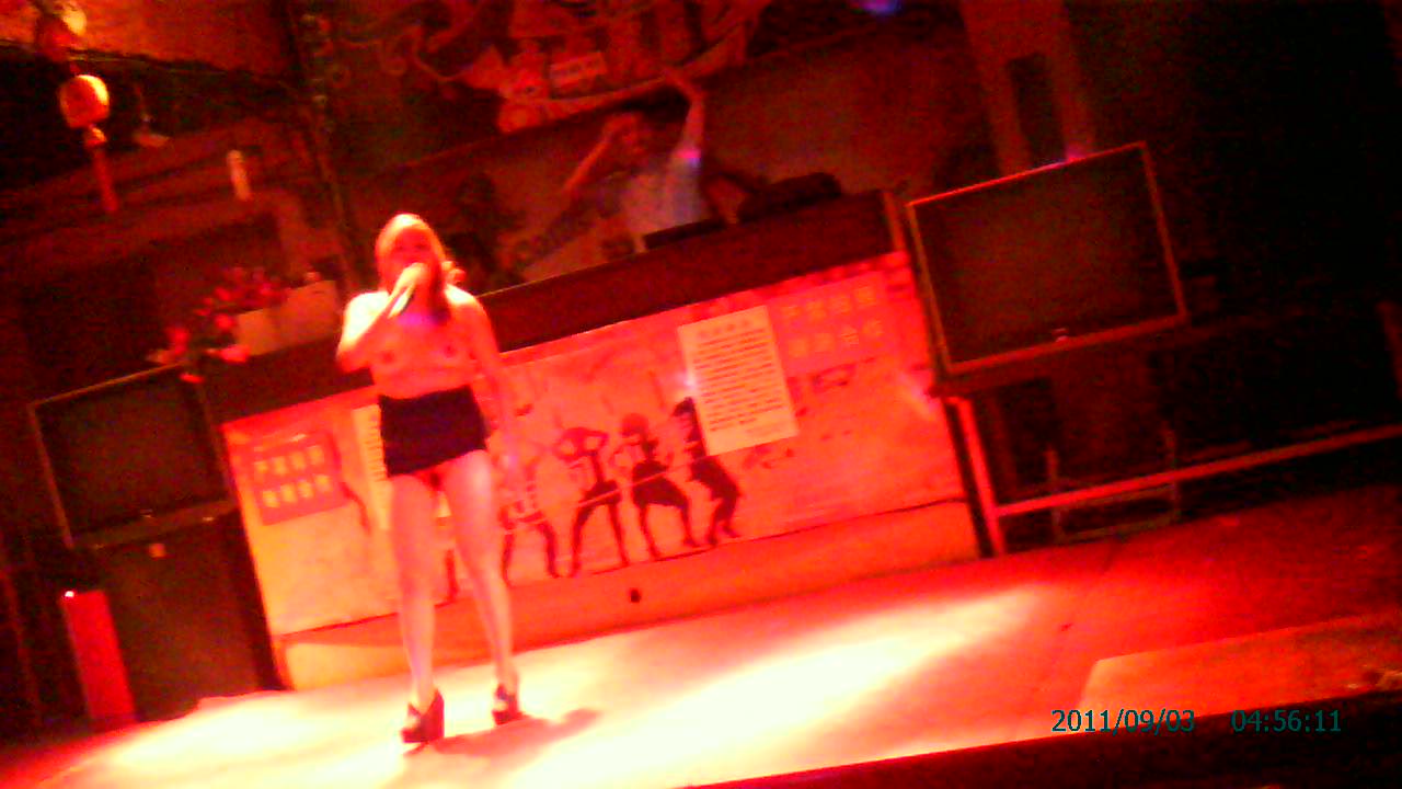 精品推薦 縣城鄉村小劇場拍攝裸體艷舞表演 露奶露逼搔首弄姿與觀眾激情互動 場面淫蕩刺激 720P原版高清