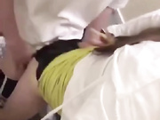 饥渴御姐火车上主动搭讪单男聊天没忍住躲着乘务员偷偷跑到厕所里面摇起