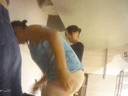 最新流出女偷拍客潛入某遊泳場更衣室近距離偷拍各式美女少婦洗澡換泳衣 雪白肌膚堅挺美乳看得讓人欲火焚身 1080P高清原版