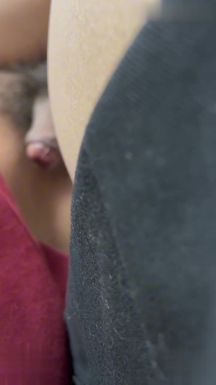 【奶气原创】高二女儿琪琪的同班同学来我家找琪琪玩，被我用迷药同时迷晕，女儿琪琪在旁边睡，我噗嗤噗嗤的插她同学的骚逼