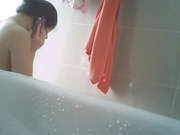 暑假到姨媽家玩在浴室浴缸旁偷放攝像頭偷拍眼鏡表姐洗澡 下面毛毛濃密看得欲火焚身 露臉高清
