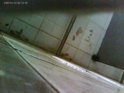 少妇撒了尿尿用擦屄纸擦粉红高跟鞋