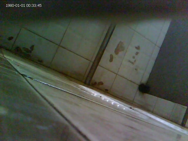 少妇撒了尿尿用擦屄纸擦粉红高跟鞋