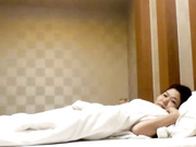 摆好摄像机后亟不可待地冲上床与老婆爱爱