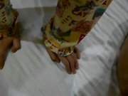 手提电脑放A片让90后女孩照着做