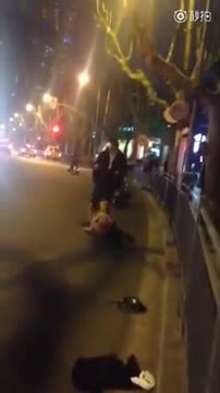 身材姣好大波女子在上海街头裸身向白种男子求欢