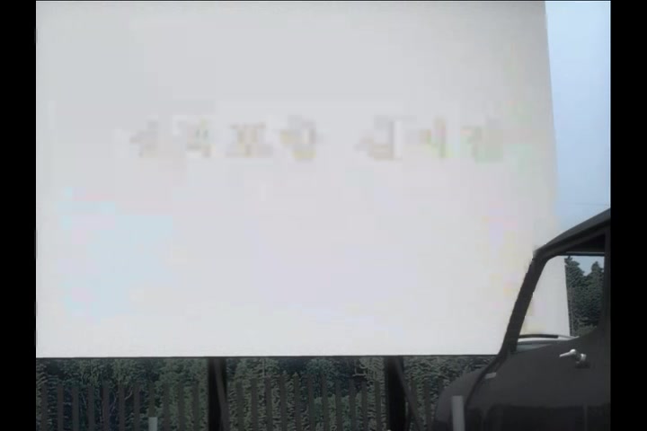 女孩不听话被男友用勺子打BB痛的哭了