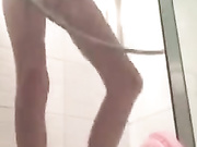 学生妹洗澡扣逼