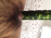 自己拿黄瓜出气