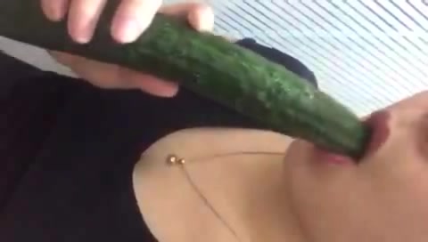 骚逼发给我的黄瓜自慰，没有削皮的