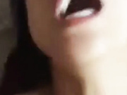 疯狂插逼手指抠出大量淫水 骚货露脸说著淫话一直没停过