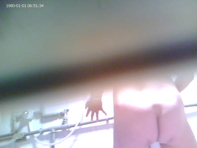 又偷拍到隔壁洗澡的大屁股熟妇