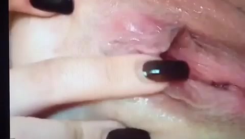 女孩专注地摸着她的逼