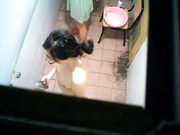 半夜趴气窗偷窥两个气质女大学生洗澡听她俩聊天