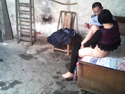 棚户区站街女暗拍制服大爷不是一般的色要吃奶奶