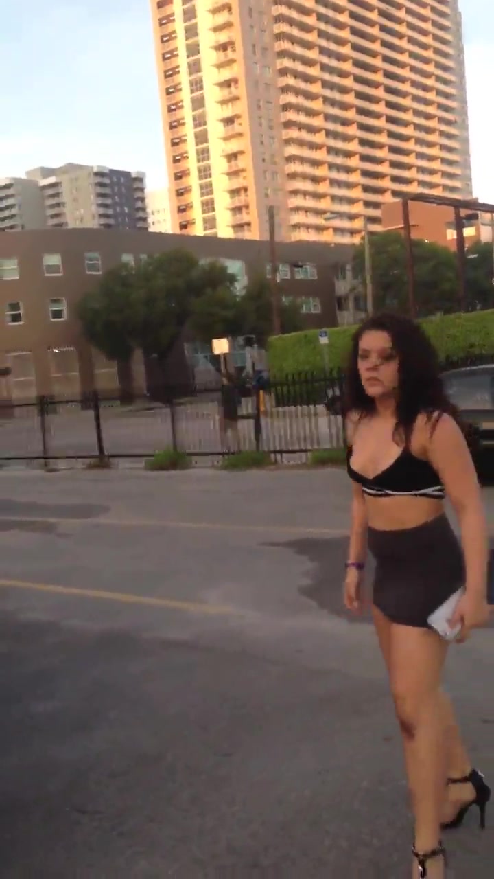 火爆流传欧美社交网站的两美女不穿内裤街头撕逼大站