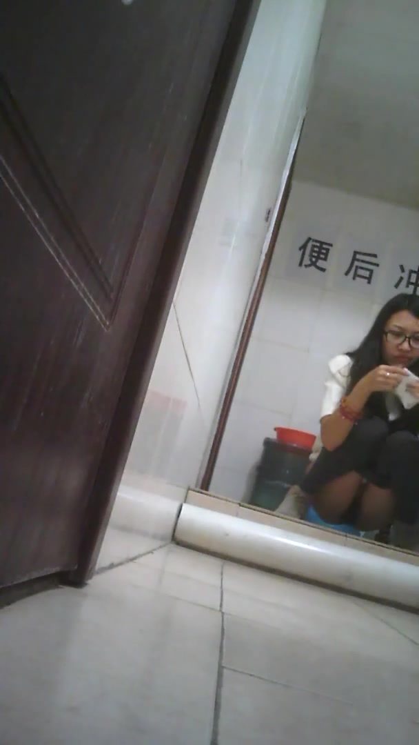 国内某高校女厕偷拍2目测这学校的美女特别喜欢穿牛仔裤