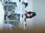 趁周末人少大教室偷拍校花上厕所赶上来月经 不亏是校花很注意形象不停照镜子