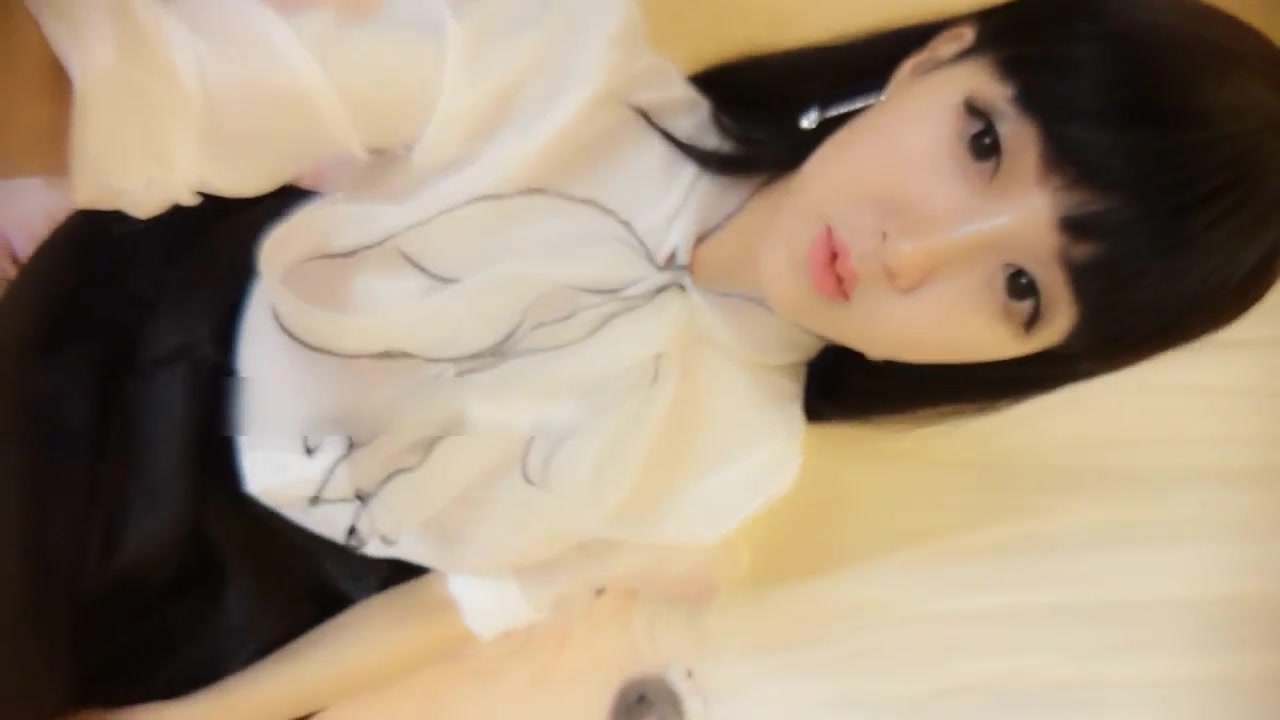 网红瞳孔近距离展示湿润的粉嫩美穴和包皮小帅哥互舔对方性器官