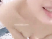 颜值不错的美女趁夜里没有人在集体宿舍的澡堂里直播洗澡逼逼粉嫩粉嫩的