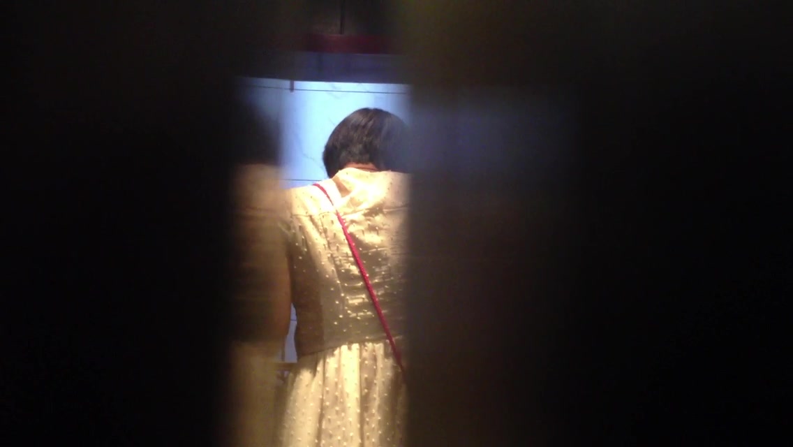 酒店餐厅偷拍增高鞋美女