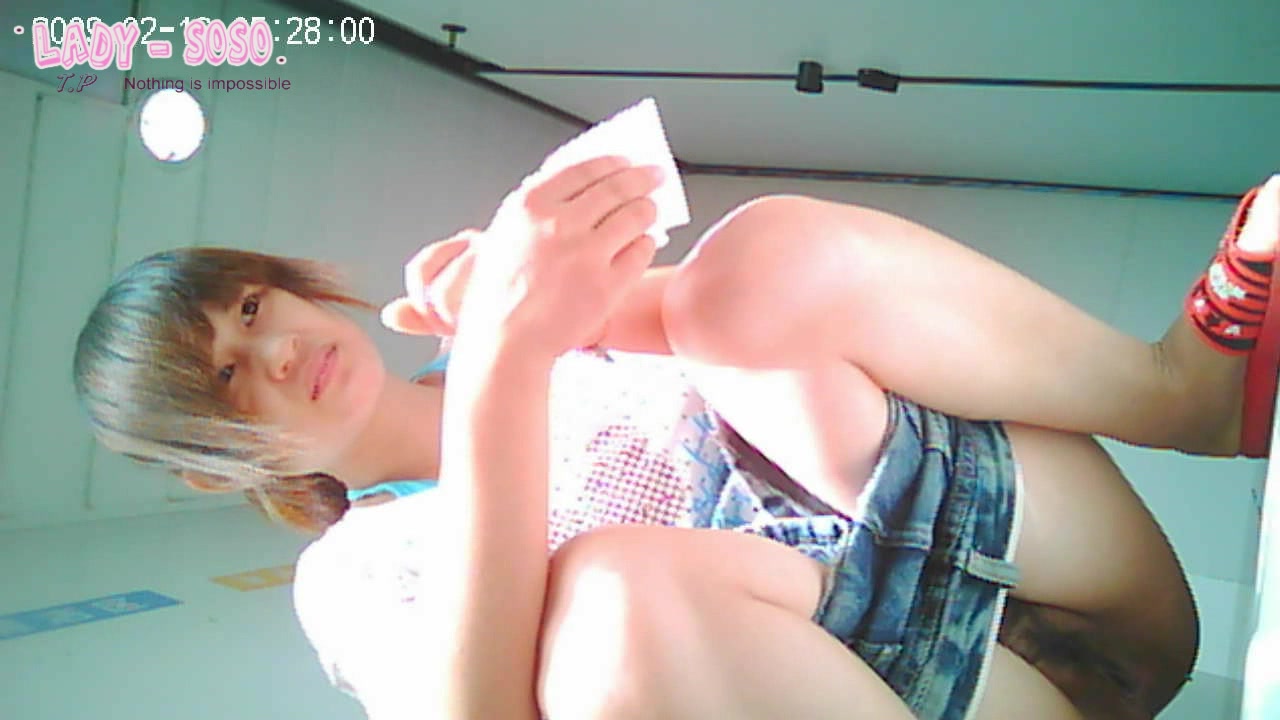 犀利的角度后拍极品学妹嘘嘘 嫩逼看的一清二楚