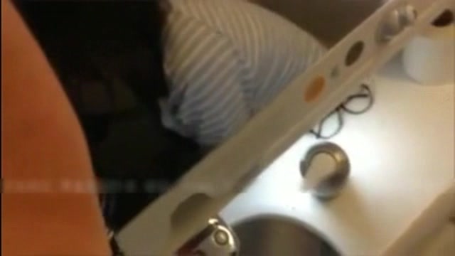 【网曝门事件】90后情侣高铁卫生间激情啪啪不雅视频疯传 从坐式抱操到站立后入 连续抽插 娇喘呻吟 大胆刺激