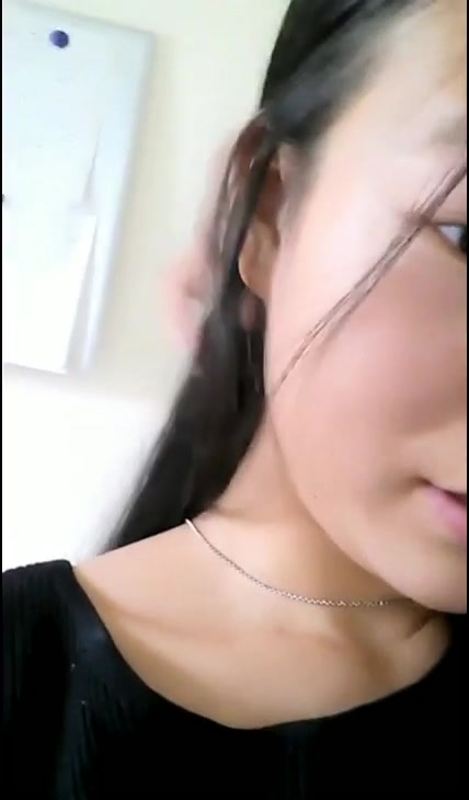 骚萌主播手机直播露脸美女给狼粉看奶子看逼大姨妈还来了，窗前还看看对面是否有偷窥的