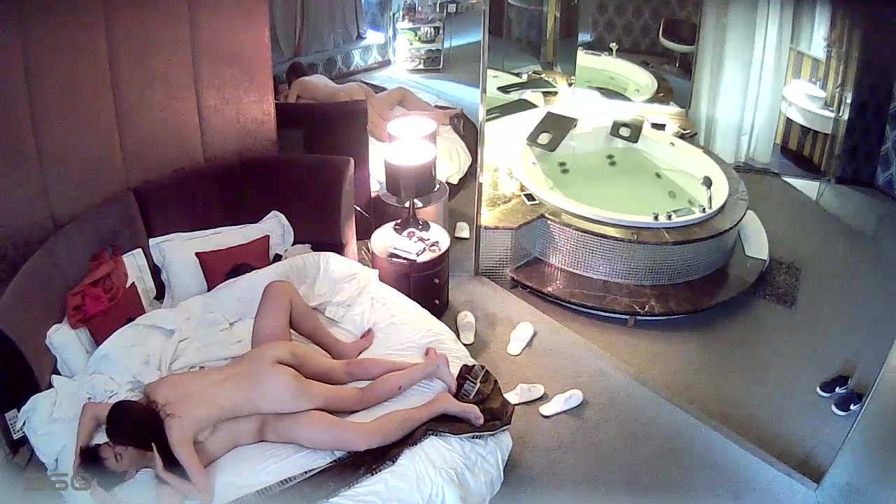 情趣酒店豪华套房水滴摄像头监控偷拍貌似很饥渴很主动的美眉上位骑坐鸡巴720P高清无水印