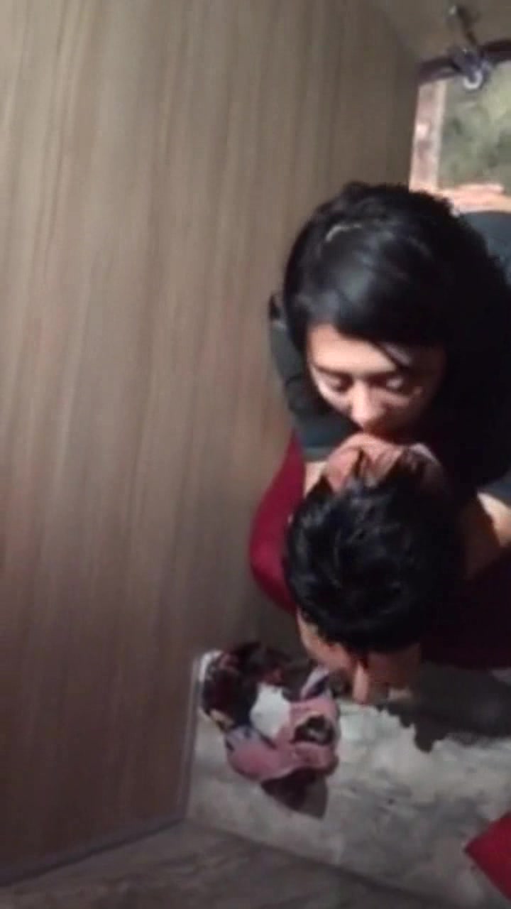 最近國內某夜店饑渴男女在衛生間啪啪啪 這對男女的演技絕對不輸“優衣庫”女主表情超贊