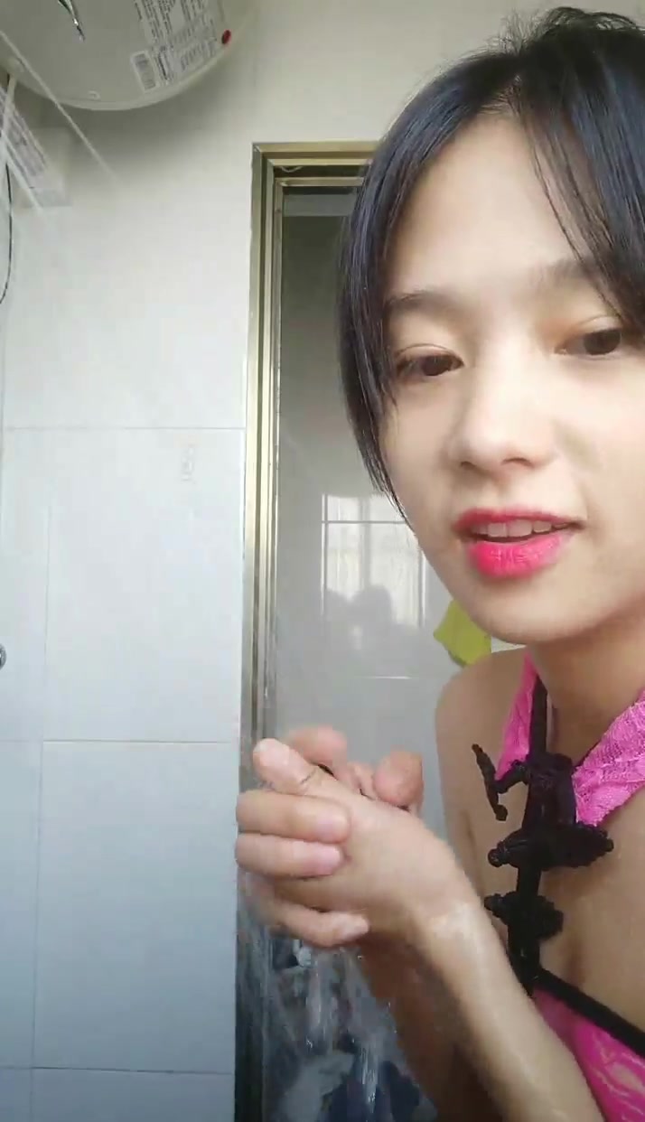 人称小朱Y的漂亮清纯小妹子 来了大姨妈还这么骚一边洗澡一边和狼友 聊骚