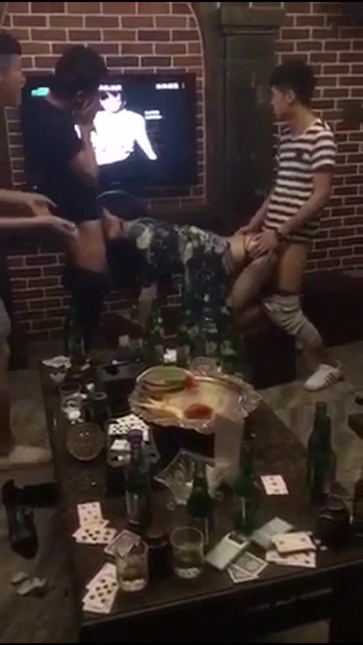 【网曝门事件】全网都知道李X雪与郑X皓分手了 美女KTV喝醉前口后入式疯狂3P 抖音短视频曝光 附微信完整对话