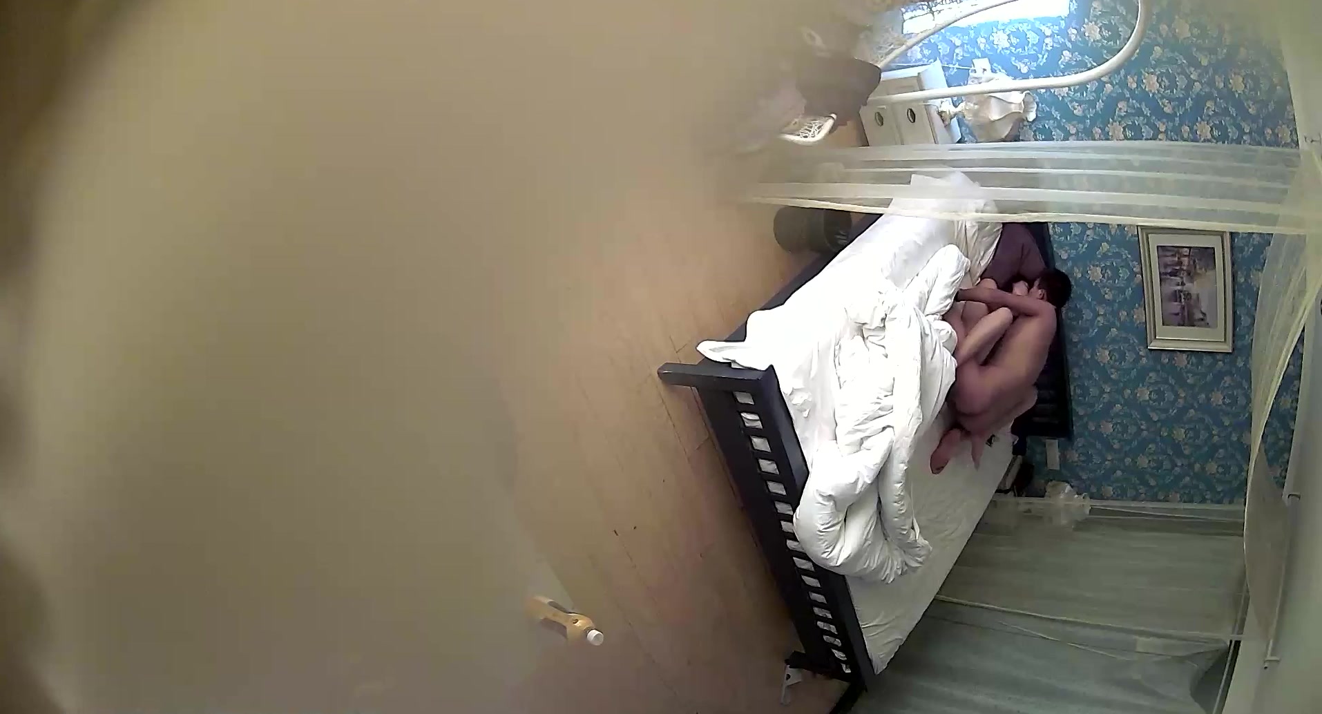 小旅馆钟点炮房偷拍来嗨皮的年轻小情侣干完各自拿着手机玩