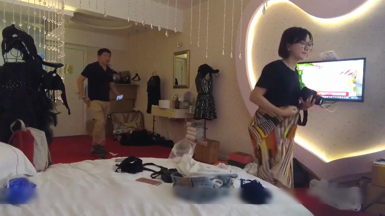 精品名门夜宴偷拍系列漂亮女模拍内衣广告被摄影师和女助手套路偷拍