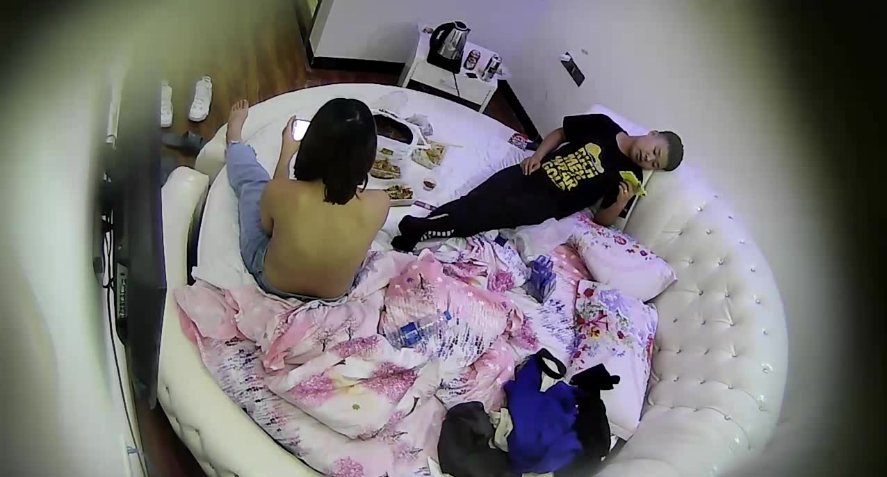 特色情趣酒店大圆床偷拍吃货小黑哥和长得还可以的女友先饱餐一顿休闲一下在啪啪