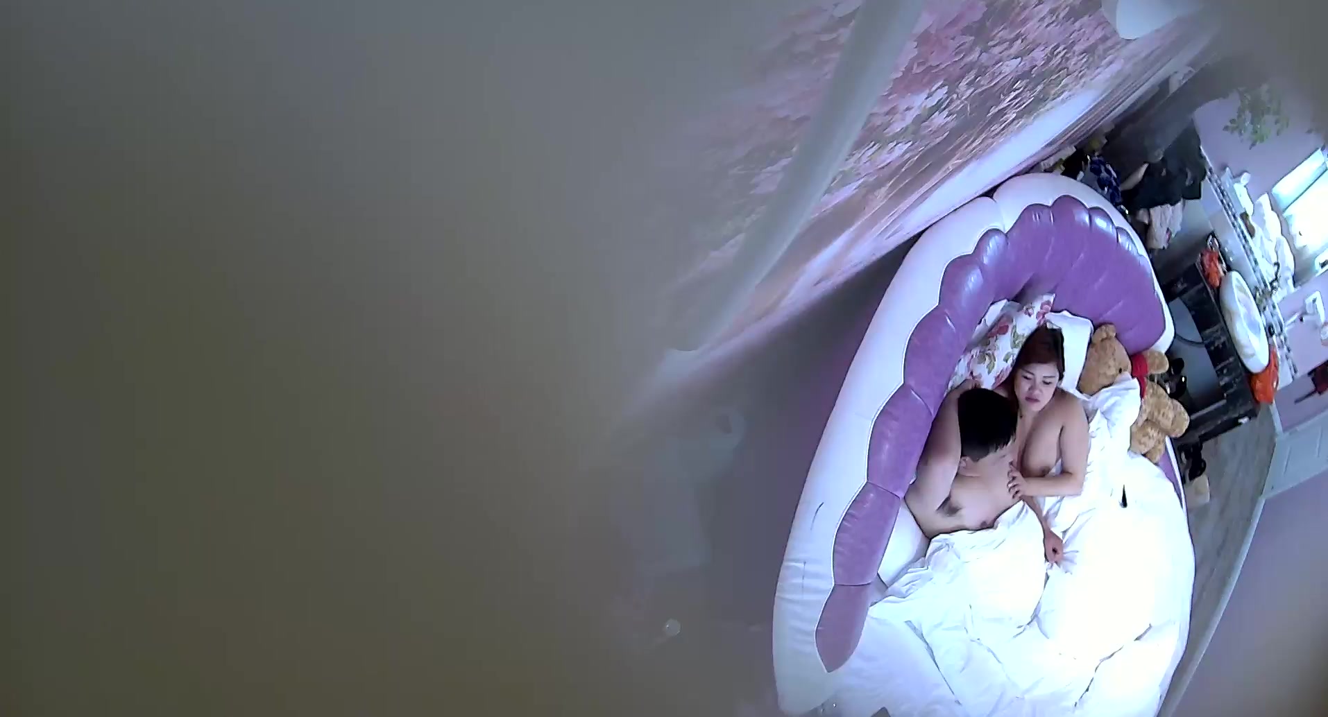 小旅馆情趣大圆床偷拍中年男女开房啪啪老司机就是会玩经典招式黄狗射尿